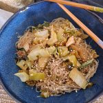 wok de feuilles de chou fleur et vermicelles de riz