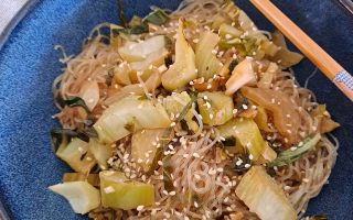 wok de feuilles de chou fleur et vermicelles de riz