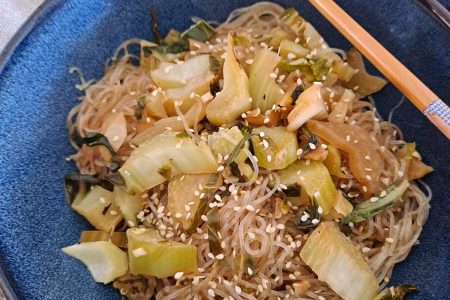 wok de feuilles de chou fleur et vermicelles de riz