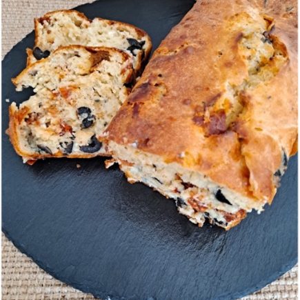 Cake aux tomates séchées, olives noires et roquefort