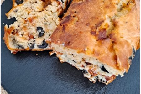 Cake aux tomates séchées, olives noires et roquefort