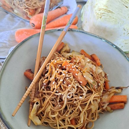 wok de nouilles chinoises aux légumes croquants
