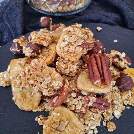 granola noix de pécan et bananes séchées