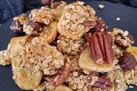 granola noix de pécan et bananes séchées