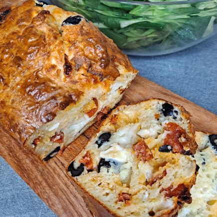 cake chèvre, chorizo et olives noires