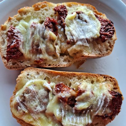tartines aux tomates séchées et rocamadour