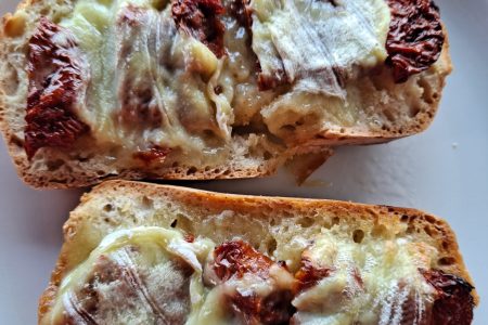 tartines aux tomates séchées et rocamadour