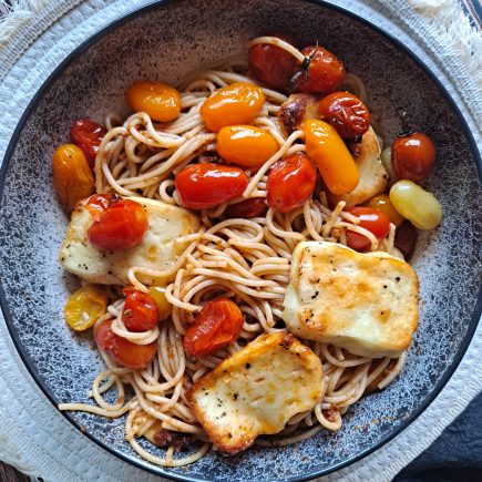 spaghetti au pesto, tomates cerises roties et halloumi