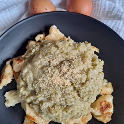 knepfles à la creme de feuilles de chou-fleur