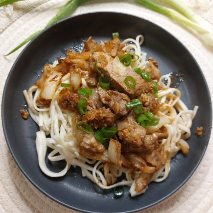 Nouilles sautées au chou et porc sauce satay